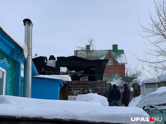 На месте работают пожарные и следователи