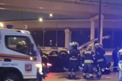 Двое погибли в ДТП на МКАД после падения Mercedes