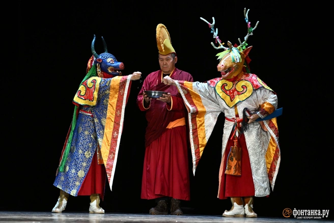 Петербург очистили от негатива: по случаю 110-летия дацана ламы провели в Эрмитаже буддийский ритуал «Цам» | Источник: Илья Снопченко / «Фонтанка.ру»