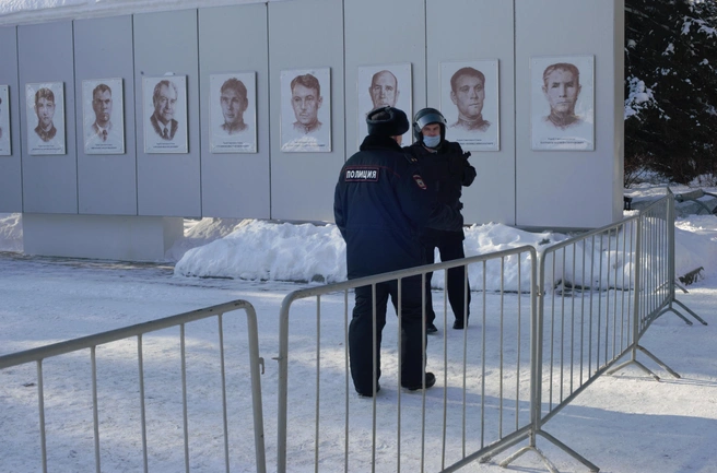 Сегодня сквозной проход через Первомайский сквер перекрыт — горожане вынуждены идти в обход | Источник: Алина Каур