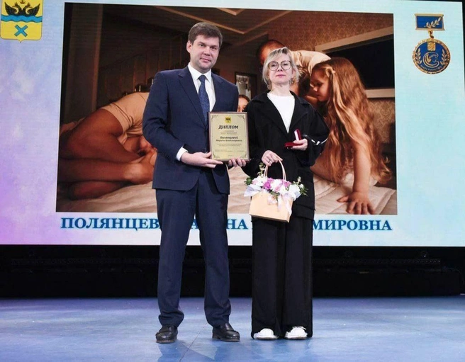 Альберт Юмадилов вручил награду Марине Полянцевой | Источник: мэрия Оренбурга