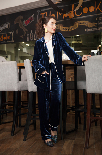 Пижама, Primrose; рубашка и серьги, собственность стилиста; балетки, Charlotte Olympia