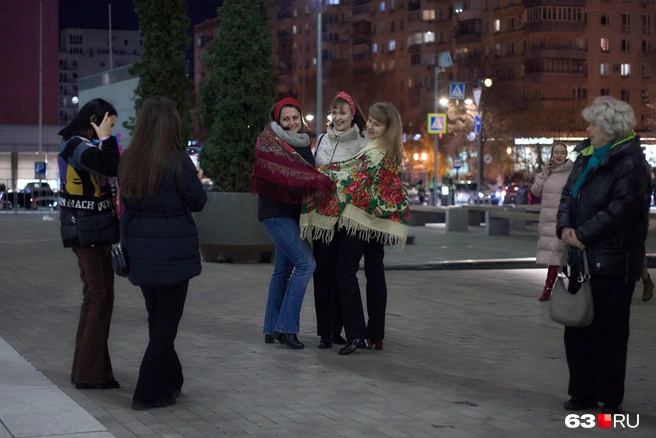 Если кто-то пришел без платка, то его можно было одолжить для фото | Источник: Роман Данилкин / 63.RU