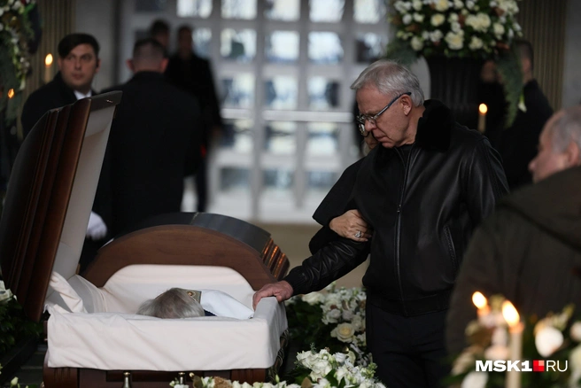 Вячеслав Фетисов у гроба Юрия Николаева | Источник: Артем Устюжанин / MSK1.RU