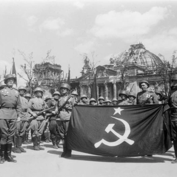 Передача Знамени Победы для отправки его в Москву, 20.05.1945 г. | Источник: Российский государственный архив кинофотофонодокументов. Фотограф: неизвестен