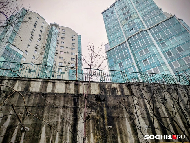 Два многоквартирных дома удерживает вот эта стена. Ниже&nbsp;— обрыв | Источник: Оксана Витязь / SOCHI1.RU