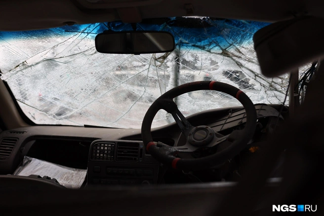 Внутри одной из машин остались документы | Источник: Александр Ощепков / NGS.RU