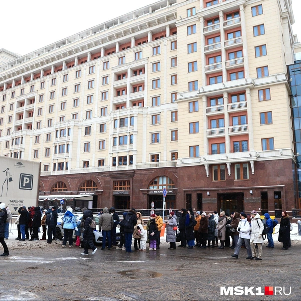 Москвичи выстроились в очередь, чтобы попасть на Красную площадь | Источник: Татьяна Спиридонова / MSK1.RU