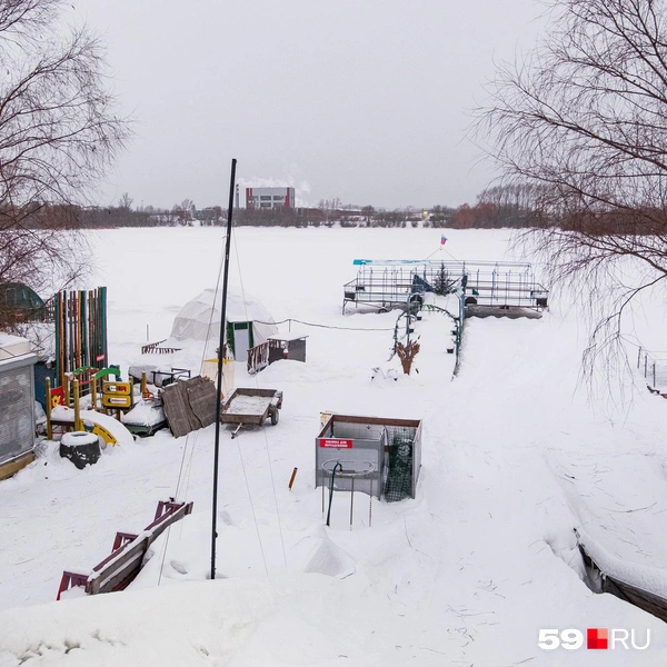 Фото с горки с видом на деревянный помост на воде