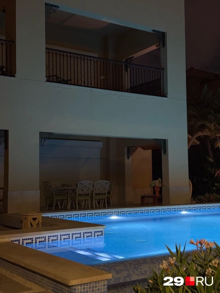 Бассейны у коттеджей здесь дело привычное | Источник: Валерия Богатырёва / 29.RU