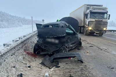 Лада-Гранта врезалась в нефтевоз: есть погибший и пострадавший