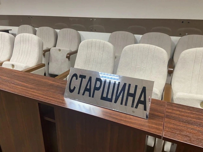 На фото — зал, оборудованный для участия коллегии присяжных. Табличка «старшина» обозначает место старшины коллегии присяжных заседателей — это человек, которого сами присяжные избирают в совещательной комнате открытым голосованием. После избрания он сообщает о результате судье | Источник: Пермский краевой суд