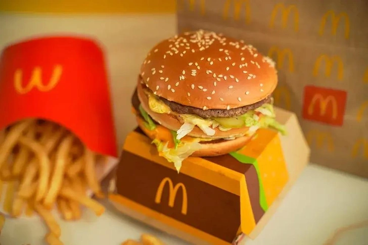 McDonald’s: новое меню с упором на белковые продукты и другие изменения | Источник: SHUBBY STUDIO — STOCK.ADOBE.COM
