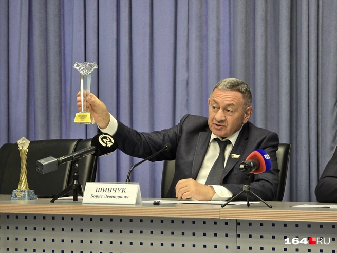 Борис Шинчук показал поближе, какую статуэтку подарят победителям премии в этом году | Источник: Семен Коротов-Майбах / 164.RU