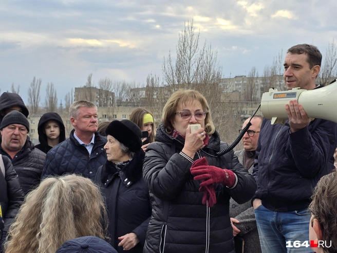 На митинге были мэр Михаил Исаев и депутаты от КПРФ Ольга Алимова с Александром Анидаловым | Источник: Семен Коротов-Майбах / 164.RU