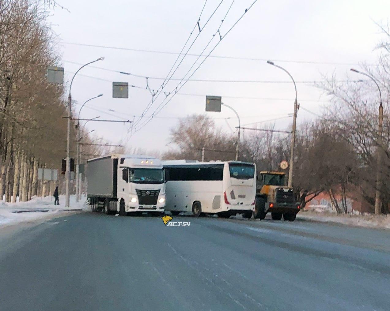 В Новосибирске фура и автобус из Толмачево перегородили Станционную - 24  января 2024 - НГС.ру