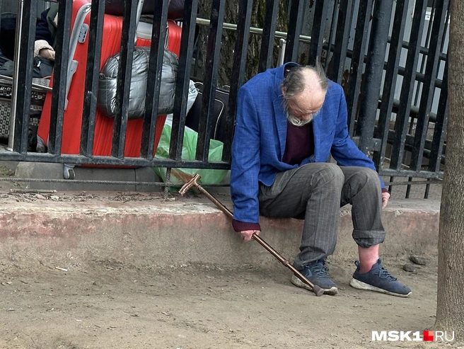 Один из бездомных мужчин спит на улице | Источник: Андрей Кузнецов / MSK1.RU