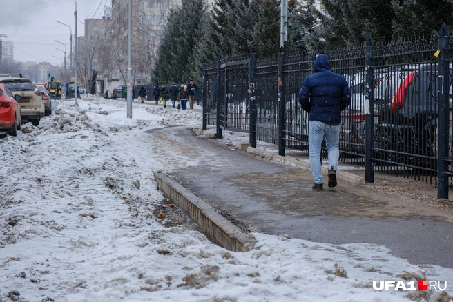 Территория больницы со стороны улицы Кирова | Источник: Булат Салихов / UFA1.RU