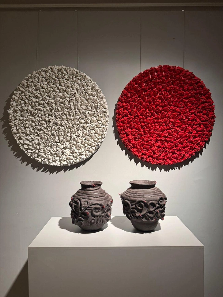 Лола Метелкина. Гипсовое панно «Аленький цветочек» и «Подснежник» | Источник: Мария Вебер