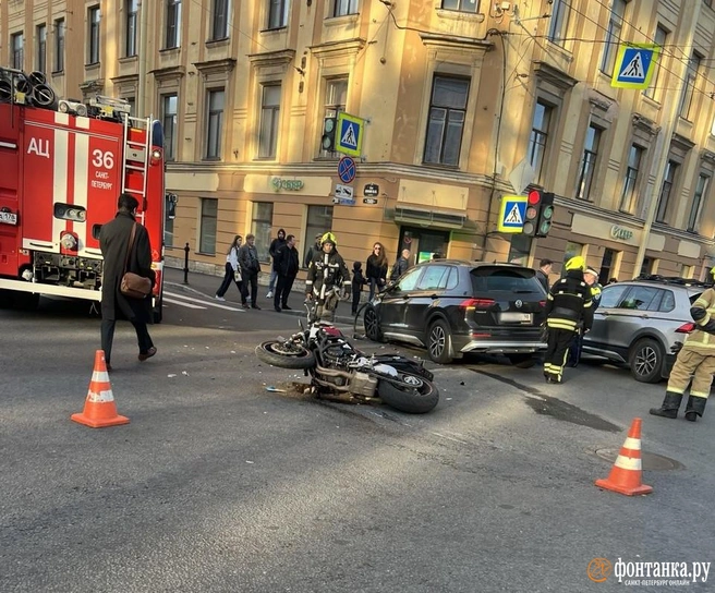 ДТП с мотоциклом собрало пробку сразу на двух улицах Васильевского острова | Источник: Лена Ваганова / «Фонтанка.ру»