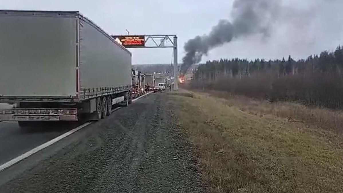 «Скорые не могли проехать». В пробке на Пермском тракте сгорела фура: видео