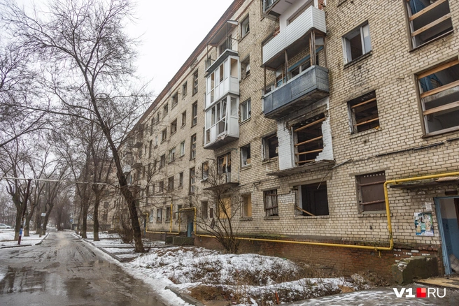 Подъездные двери пятиэтажки распахнуты настежь, а внутри всё разграблено | Источник: Константин Завриков / V1.RU