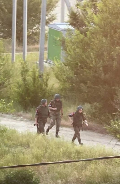 Петров Вал прочесывают вооруженные сотрудники военной полиции | Источник: читатели V1.RU