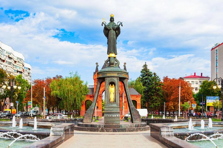 Памятник Святой Великомученице Екатерине и фонтан на улице Красной в центре города Краснодар в России | Источник: Andrey Khrobostov / Alamy / Legion Media