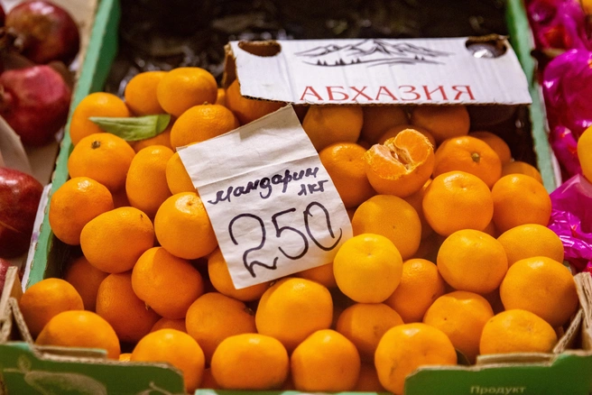 Сколько стоят мандарины в Барнаульских продуктовых? | Источник: Кирилл Поверинов / 76.RU