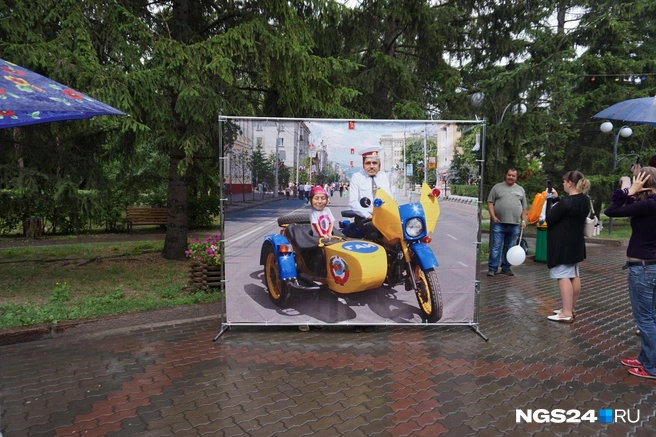 Гости с радостью фотографируются в образе инспекторов ГИБДД