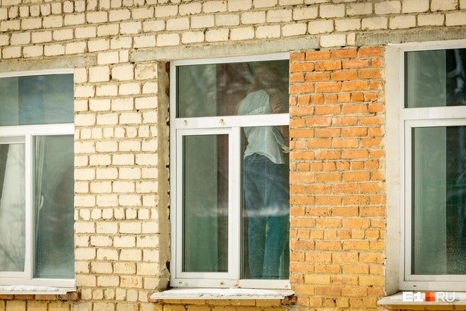 Некоторые ученики еще собирают вещи | Источник: Владислав Лоншаков / E1.RU