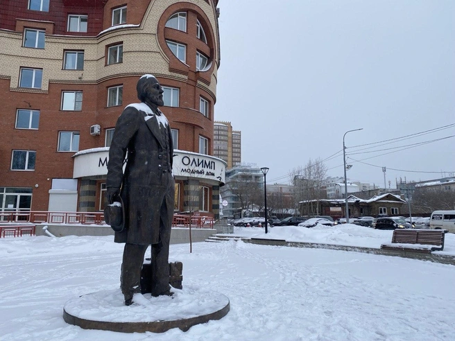Памятник установили так, чтобы взгляд писателя был направлен в сторону Никольского храма | Источник: Ирина Господаренко / NGS22.RU