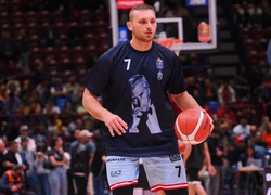 Слезы на паркете: Итальянские баскетболисты вышли на игру в футболках с портретом Джорджо Армани