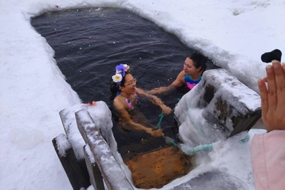 В Мурманске китайскую туристку посвятили в моржи