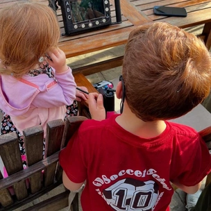 Фото: дети Меган Маркл и принца Гарри на съемочной площадке Netflix