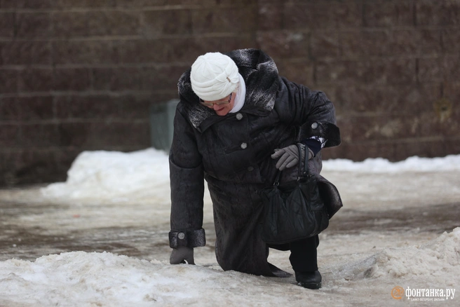 Не проходите мимо пожилых людей, которые не могут самостоятельно прооти по скользкой дорожке | Источник: Сергей Михайличенко / FONTANKA.RU