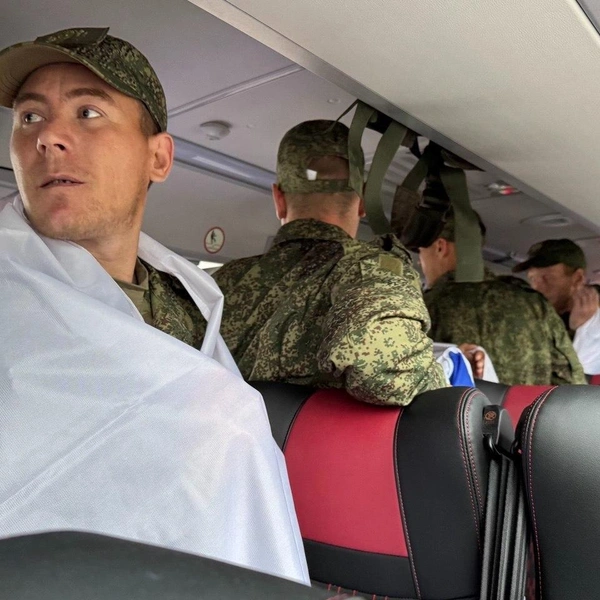Кадры с российскими военными, возвращенными в РФ | Источник: ТАСС / Telegram