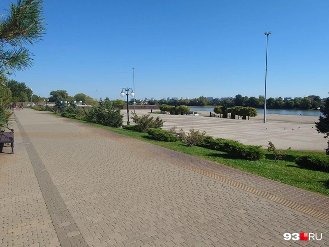 Жителям не понравилось, что зеленую зону заложили плиткой | Источник: 93.RU