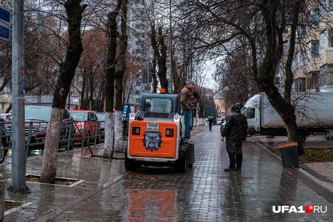 Только рабочие что-то громко обсуждают | Источник: Булат Салихов / UFA1.RU