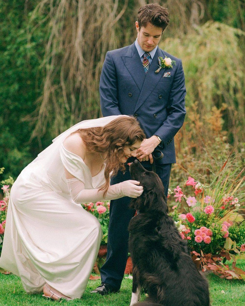 Маникюр с инициалами и платье Вивьен Вествуд: Эмбер Андерсон и Коннор Суинделлс сыграли одну из самых красивых свадеб этого года