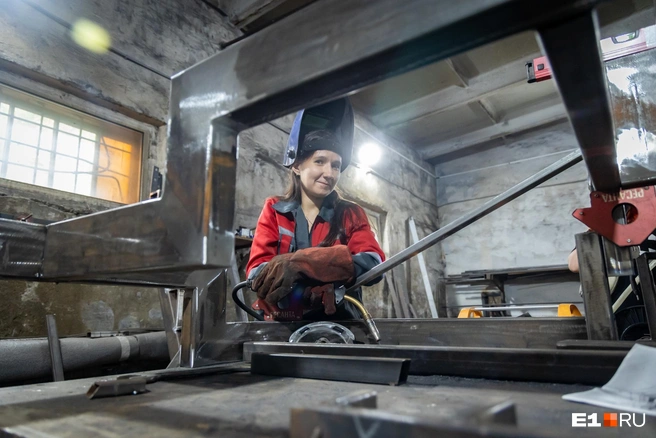 Чуть больше года Катя работает сварщицей и уверена, что эта профессия с ней на всю жизнь | Источник: Владислав Лоншаков / E1.RU