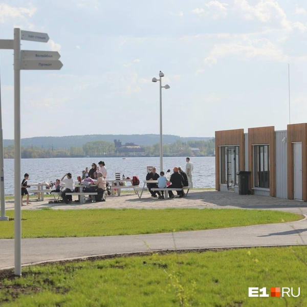 Забытый участок превратили в пляж и зону отдыха | Источник: Соня Радостина / E1.RU