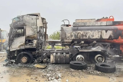В Магадане ночью сгорел седельный тягач с полуприцепом