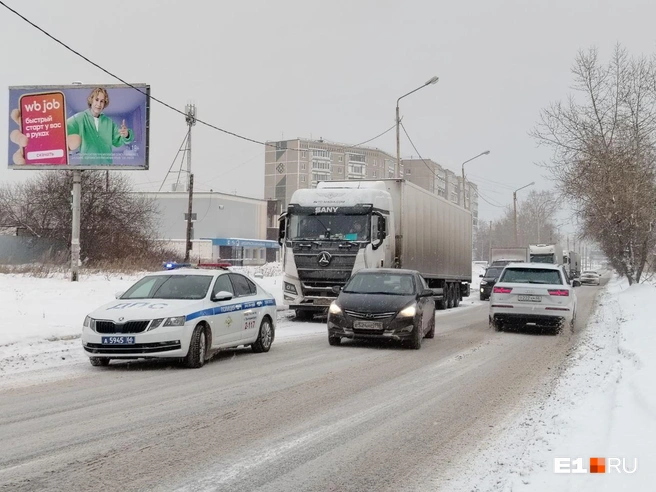 Из-за жалоб автомобилистов на Окружную приехали автоинспекторы | Источник: Роман Марьяненко / E1.RU