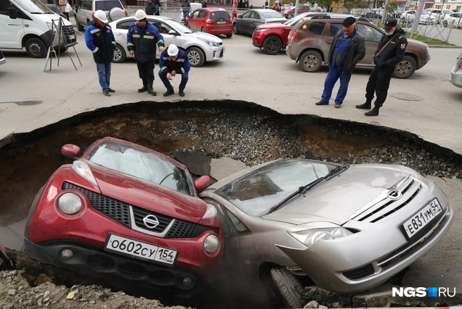 В октябре 2021 года на улице Фрунзе в яму с кипятком провалились два автомобиля. Людей в них не было | Источник: Александр Ощепков