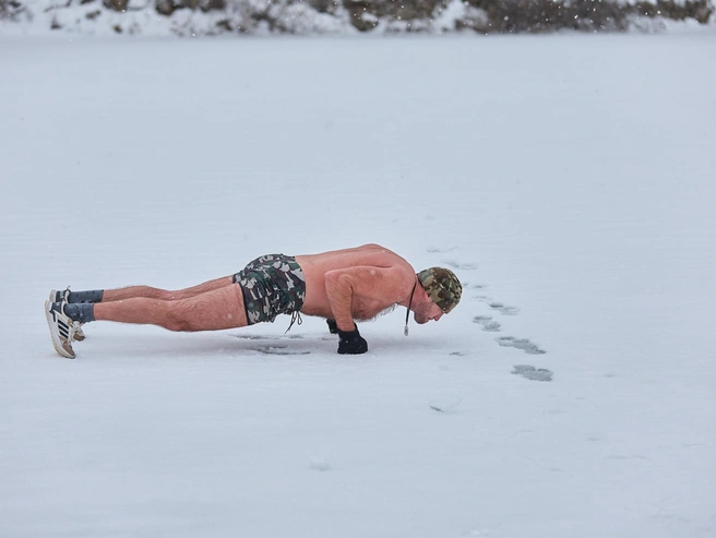 Отжимания служат дополнительным способом разогрева | Источник: Александр Ощепков / NGS.RU