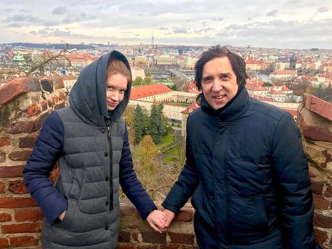 Анастасия с детства слышала песни Кая Метова, но не могла предположить, что когда-то он будет петь ей одной | Источник: betta.nastia / Instagram (экстремистская организация, деятельность запрещена на территории РФ)