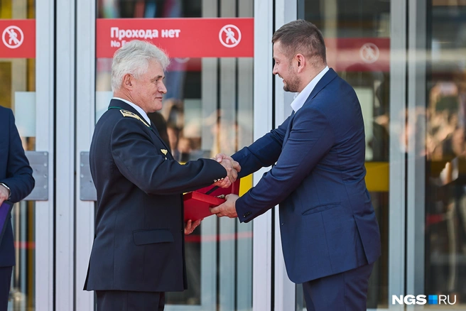 Подрядчик передал директору метрополитена ключ от станции. С этого момента «Спортивная» официально работает | Источник: Александр Ощепков / NGS.RU