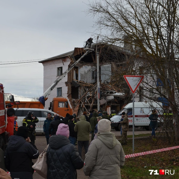 Жильцы дома и их соседи наблюдают за разбором завалов | Источник: Максим Улитов / 71.RU