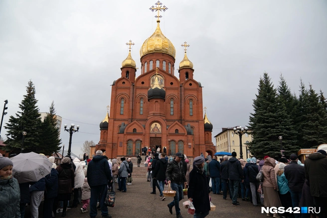 Как отмечает Горбачев, столы возле собора никогда не пустуют: уходят одни прихожане, но сразу появляются другие | Источник: Евгений Горбачев / NGS42.RU
